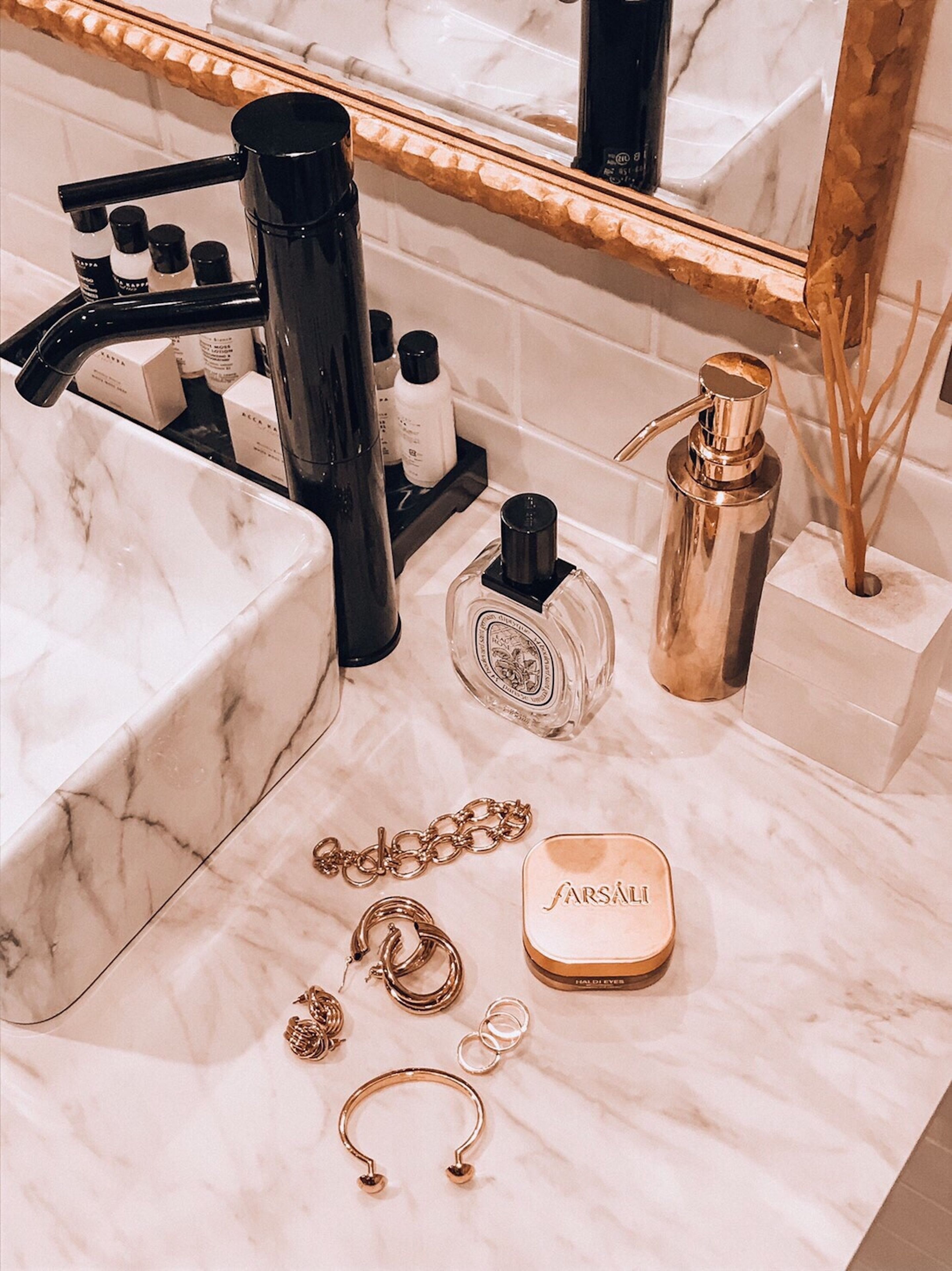 deluxe suite room 303 | bathroom amenities | combined shower/bathtub, deep-soaking bathtub, free toiletries