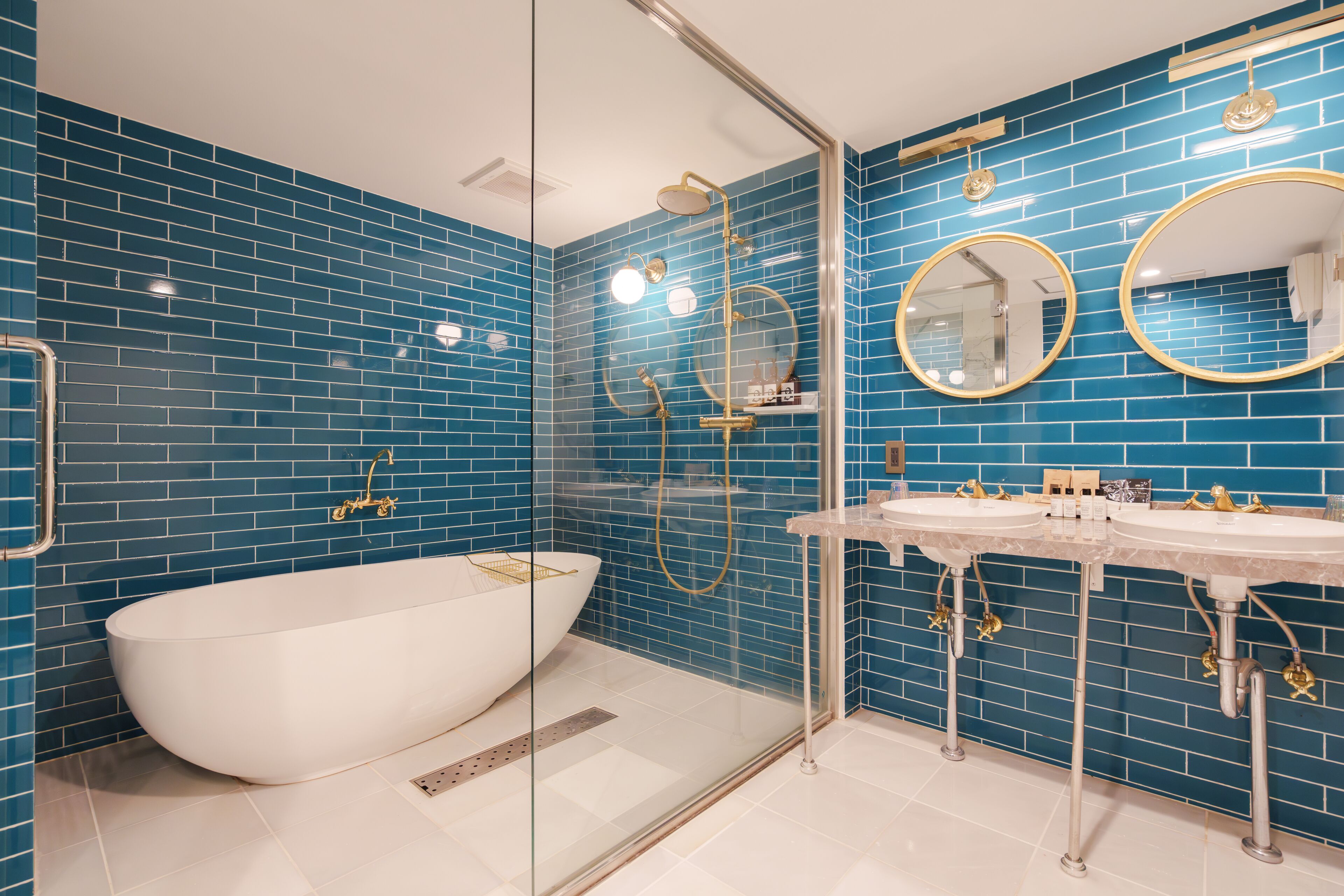 deluxe suite room 203 | bathroom | combined shower/bathtub, deep-soaking bathtub, free toiletries