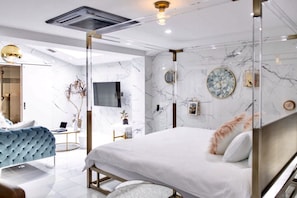 Deluxe Suite Room 303 | Living area | Flat-screen TV, iPad, Netflix