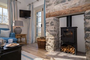 TV, fireplace - Minafon -  occupies an elevated position on the edge of the Bodnant Estate (Colwyn Bay)