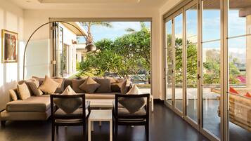3 Bedrooms Deluxe Villa Beachfront | 客廳 | 32 吋平面電視連精選電視頻道、LED 電視、壁爐