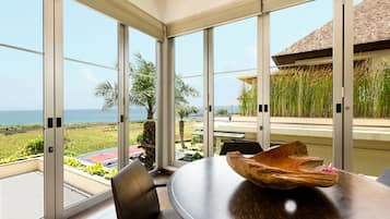 3 Bedrooms Deluxe Villa Beachfront | 客廳 | 32 吋平面電視連精選電視頻道、LED 電視、壁爐
