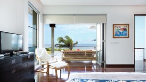 3 Bedrooms Deluxe Villa Beachfront | أغطية فراش متميزة وميني بار وخزنة داخل الغرفة ومكتب