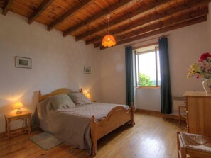 2 bedrooms, iron/ironing board, free WiFi