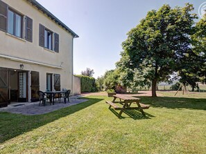 Outdoor dining - Cottage 80m² with Terrace, Wifi and Pets Allowed (Notre-Dame-de-Boisset)
