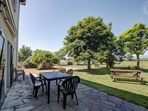 Outdoor dining - Cottage 80m² with Terrace, Wifi and Pets Allowed (Notre-Dame-de-Boisset)