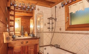 Duschwanne, Whirlpool, Haartrockner, Toilettenpapier