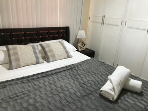 Tabla de planchar con plancha, wifi gratis y ropa de cama 