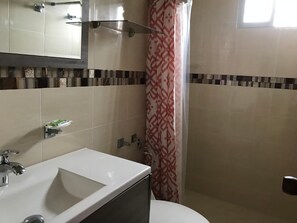 Regadera, toallas, jabón, shampoo 