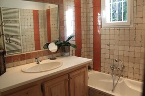 Ensemble douche/baignoire, sèche-cheveux, serviettes fournies