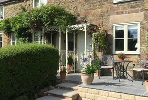 Outdoor dining - A delightful stone property that has a traditional countryside charm. (South Wingfield, Alfreton)