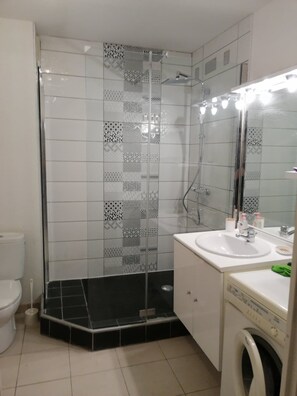 Douche, sèche-cheveux, papier toilette