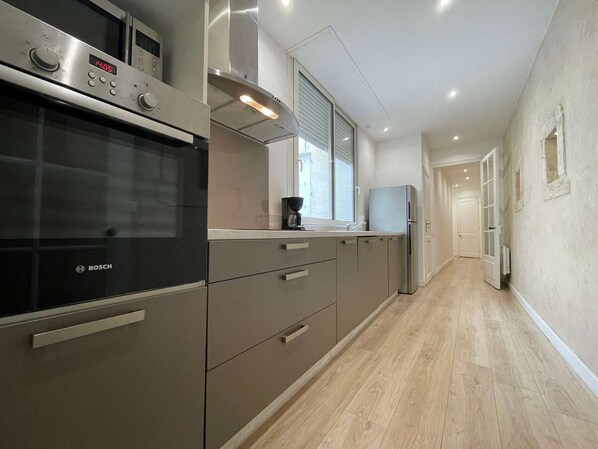 Réfrigérateur, micro-ondes, four, lave-vaisselle