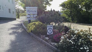 Señal para Rivera Apartments que indica estacionamiento privado para las unidades 10 al 18.