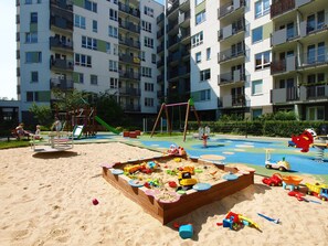 Lasten leikkialue ulkona