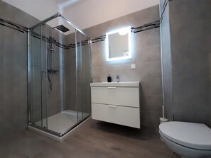 Apartamento exclusivo | Banheiro | Chuveiro, chuveiro com efeito de chuva, produtos de toalete grátis 