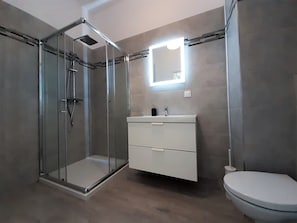 Exclusive Apartment | Bathroom | Shower, rainfall showerhead, free toiletries, towels