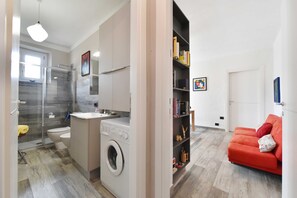 Shower, hair dryer, bidet, towels