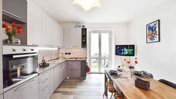 Jääkaappi, mikroaaltouuni, uuni, liesi