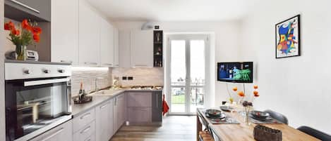 Private kitchen | Fridge, microwave, oven, stovetop