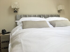 1 quarto, ferros/tábuas de passar roupa, berço de viagem