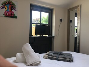 1 bedroom, iron/ironing board, travel cot, free WiFi - Secluded, self-contained  converted stable, Elstar. (Bristol)