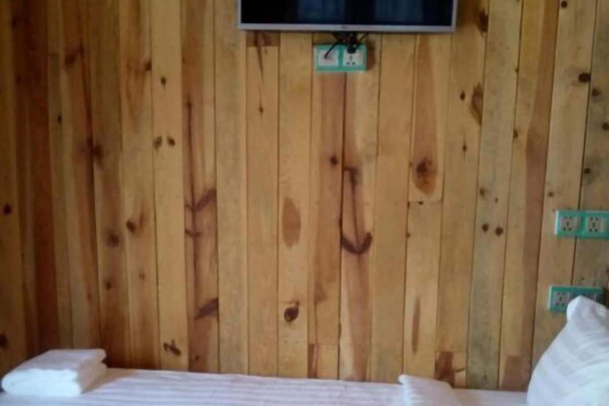 Desk, WiFi (free)