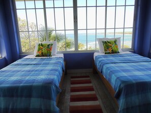 5 bedrooms, travel crib, WiFi, bed sheets - MOONDROPS is a scenic & spacious setting for reconnecting! (Lambeau)