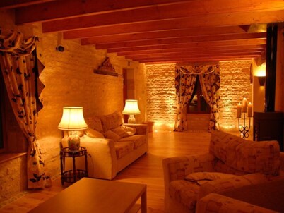 Stylish, 3 bedroom renovated 19th century Barn in the Heart of Venise Vert