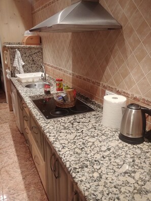 Microondas, cafetera y tetera y utensilios de cocina 