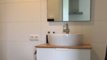 Suihku, hiustenkuivaaja, pyyhkeet, saippua