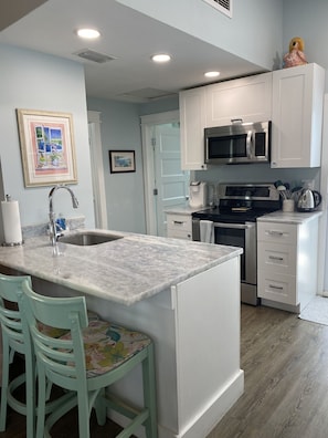 ثلاجة، ميكروويف، فرن، موقد طهي مسطح