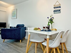 Dining - 2 bedroom accommodation in Newquay (Newquay)