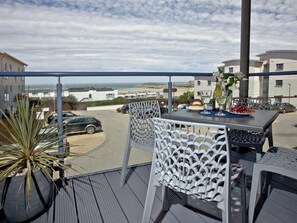 Outdoor dining - 2 bedroom accommodation in Newquay (Newquay)