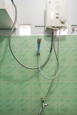 Deluxe Twin Room | Bathroom | Shower, towels