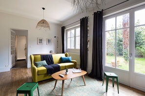 TV - L'Echappée - One Bedroom House, Sleeps 4 (Saint-Malo)