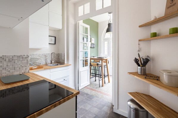 Réfrigérateur, micro-ondes, four, lave-vaisselle