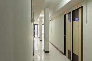 Interior detail - OYO 737 Kamar Keluarga Mahkota 8 (Tangerang)
