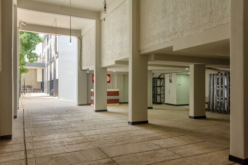 OYO 737 Kamar Keluarga Mahkota 8