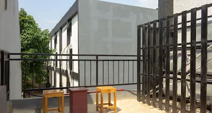 OYO 737 Kamar Keluarga Mahkota 8