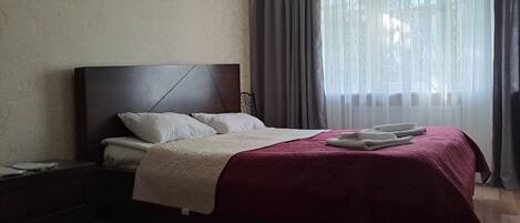 1 slaapkamer, een strijkplank/strijkijzer, gratis wifi, beddengoed