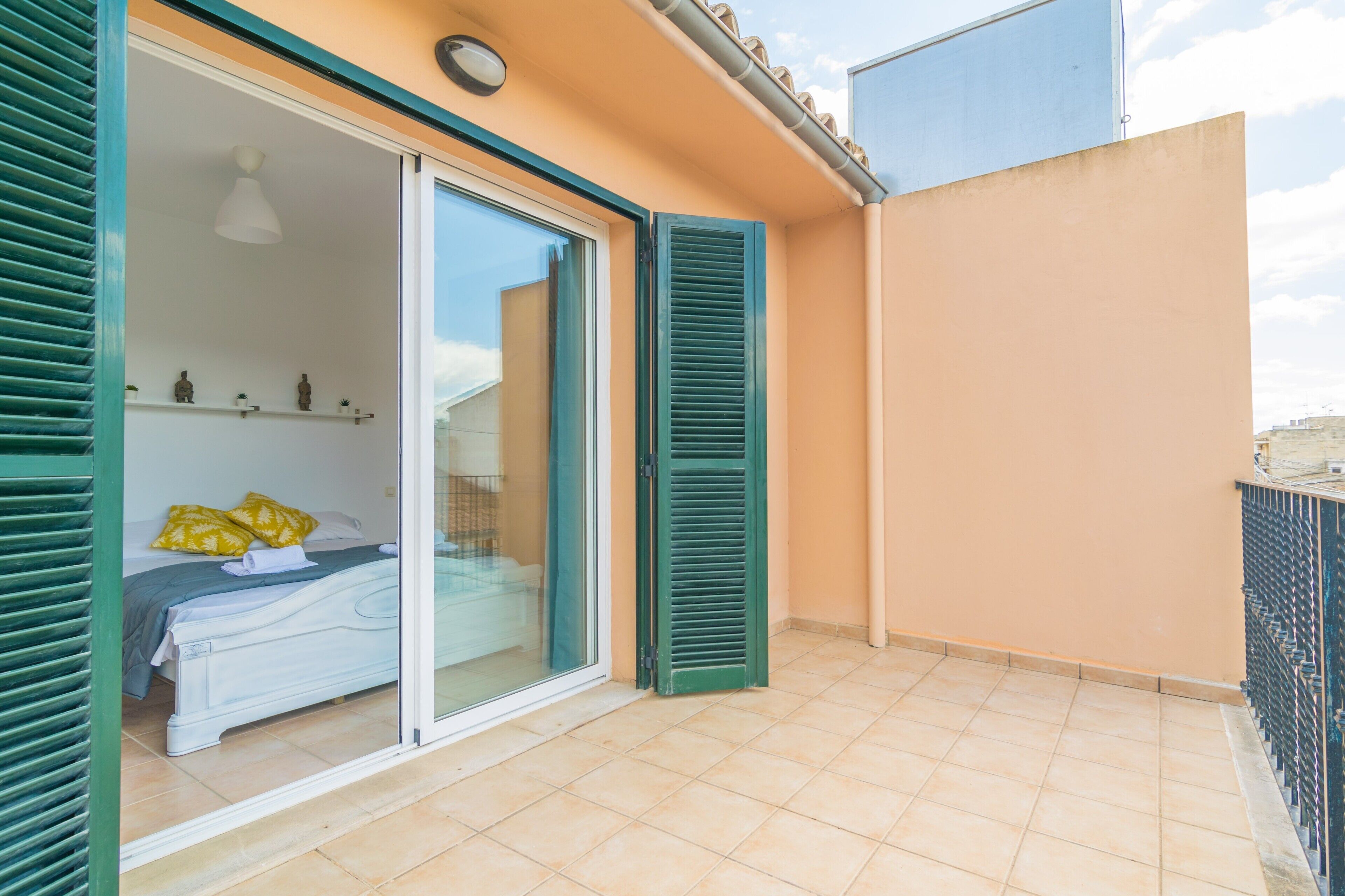 3 slaapkamers, een strijkplank/strijkijzer, gratis wifi, beddengoed