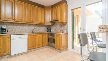 Een koelkast, een microgolfoven, een oven, een kookplaat