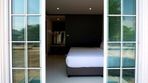 Une chambre à coucher avec un lit, une commode et un miroir.