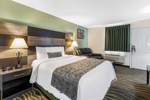 Desk, laptop workspace, iron/ironing board, free WiFi - Rodeway Inn Cadiz (Cadiz)