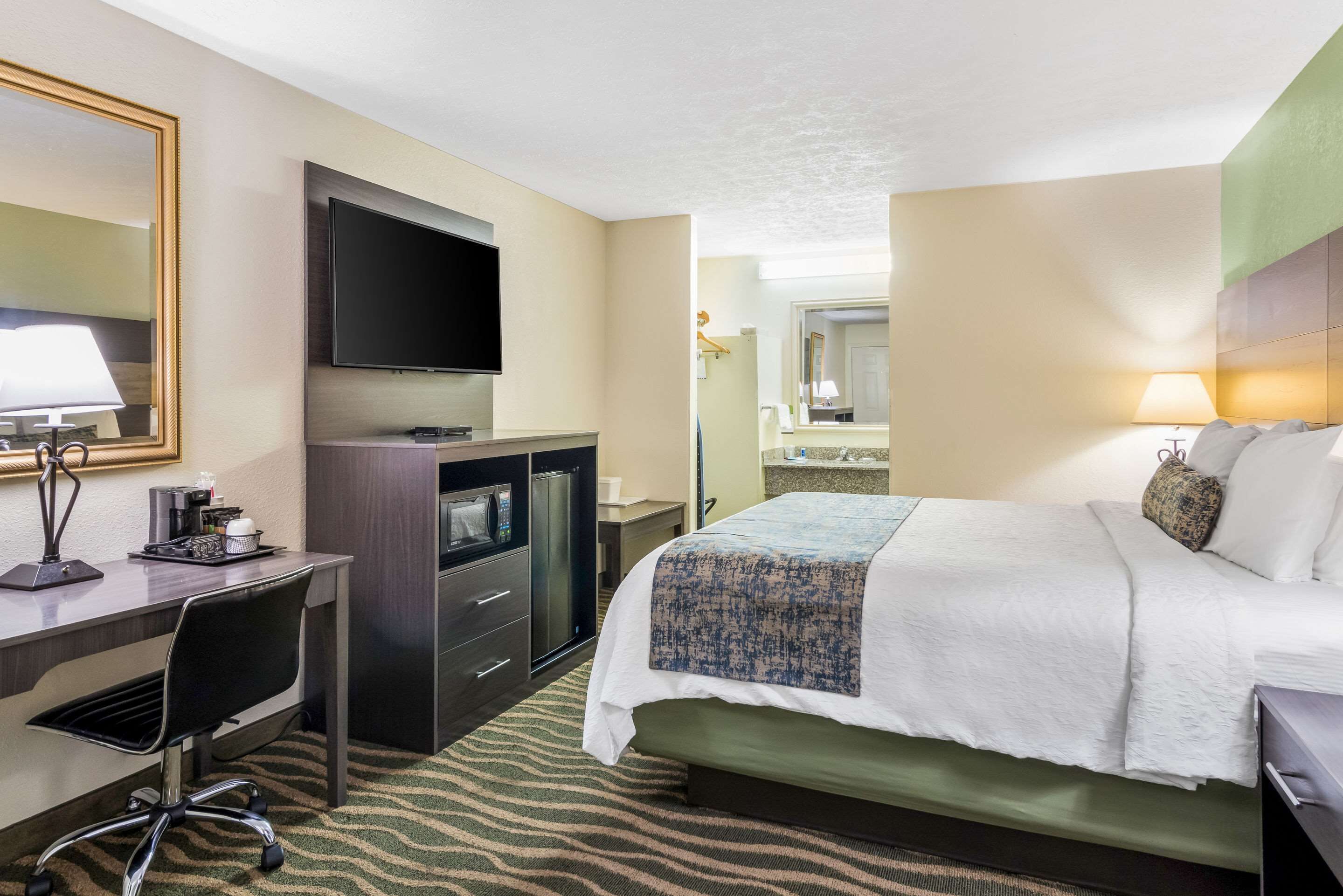 standard room, 1 king bed, non smoking | desk, laptop workspace, iron/ironing board, free wifi