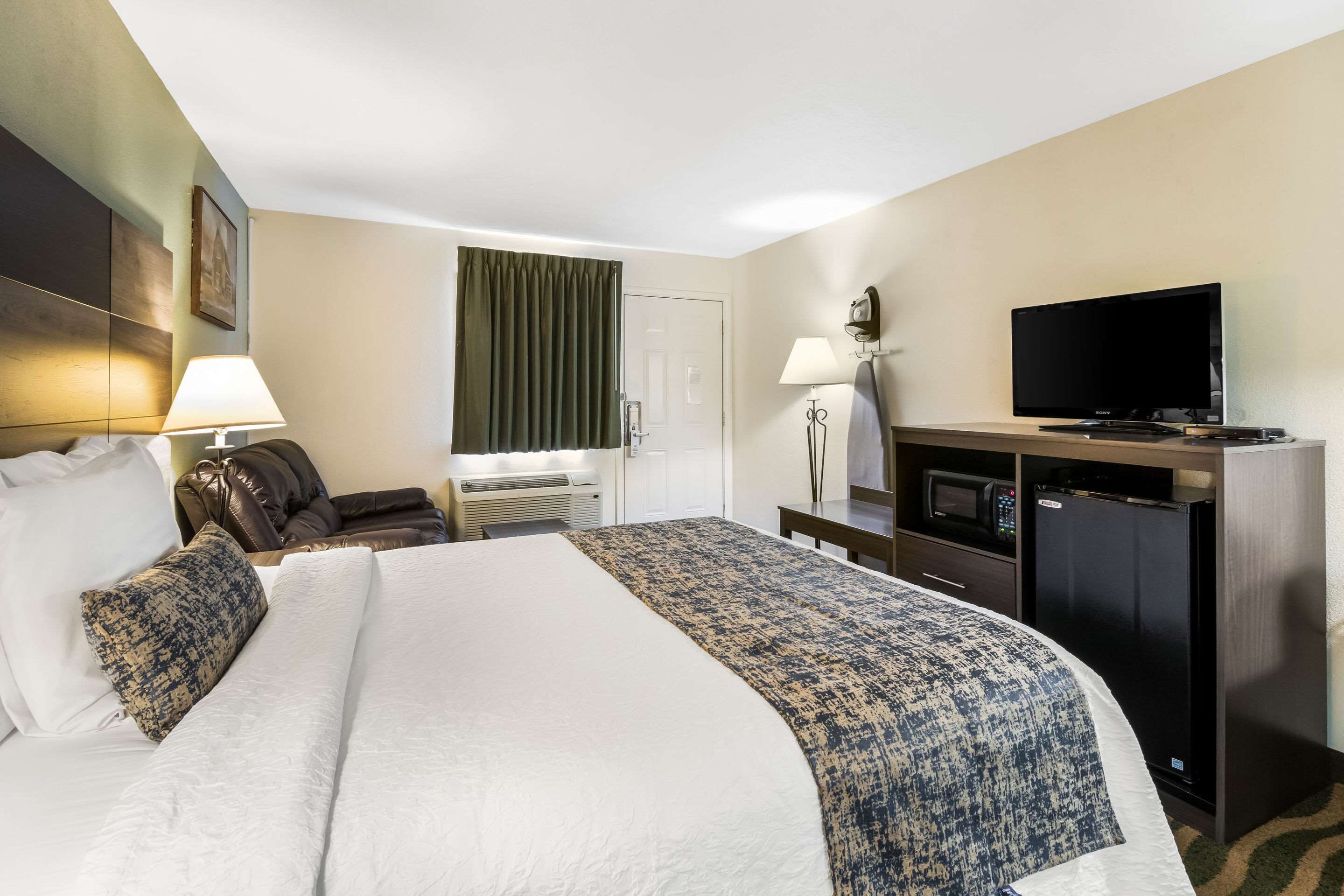 desk, laptop workspace, iron/ironing board, free wifi