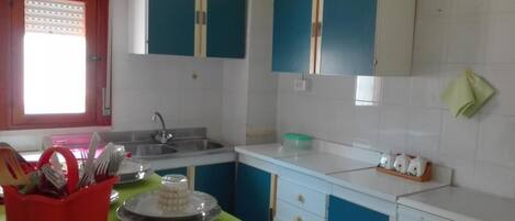 Wasserkocher mit Kaffee-/Teezubehör, Kochgeschirr/Geschirr/Besteck