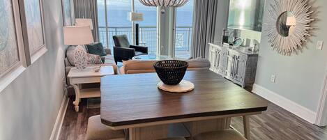 Smart-TV, DVD-spiller og bøker