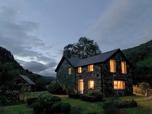 Exterior - 4 bedroom accommodation in Llanfachreth, near Dolgellau (Llanfachreth, near Dolgellau)